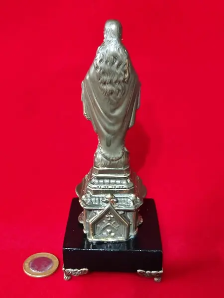 Foto de um(a) Imagem Nossa Senhora Das Graças, Feito Na Alemanha, Década de 1930, da categoria de Objetos religiosos e espirituais. Imagem da nossa senhora das graças em antimônio com pátina bronze, base em madeira ebanizada e pezinhos em latão. Feito na... Mostrado de uma perspectiva diferente. Vendido no marketplace Trésors.