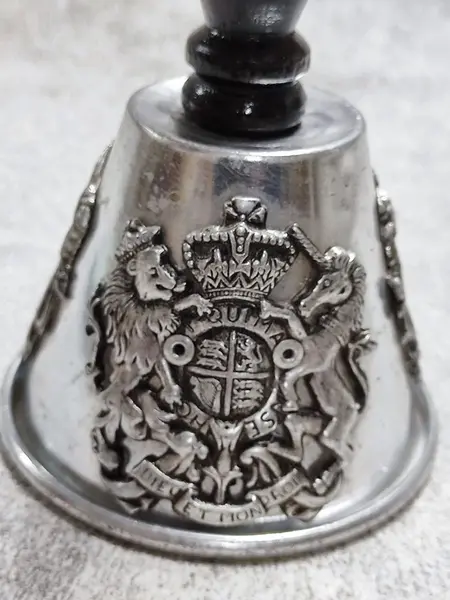 Foto de um(a) Sineta de Mesa em Alumínio, Década de 1980, da categoria de Outros objetos decorativos. Sineta de mesa em alumínio com apliques de 4 brasões, cabo torneado em madeira e pêndulo em madeira, década de 1980 A: 22... Mostrado de uma perspectiva diferente. Vendido no marketplace Trésors.