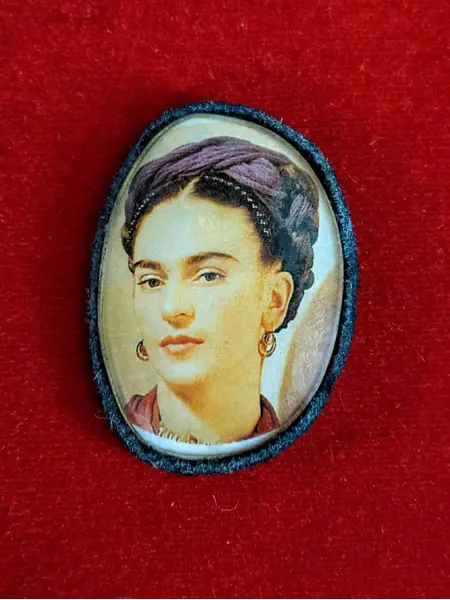 Foto de um(a) Broche Frida Kahlo, da categoria de Outros colecionáveis. Broche personalizado a partir de lentes de vidro com borda em camurça, com imagem de frida kahlo peça única pelo designer... Mostrado de uma perspectiva diferente. Vendido no marketplace Trésors.