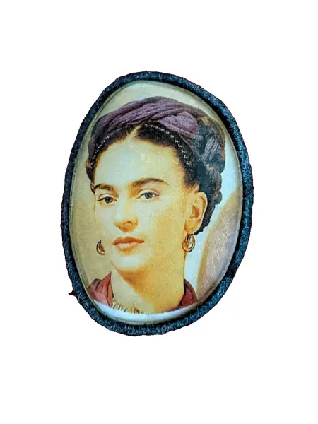 Foto de um(a) Broche Frida Kahlo, da categoria de Outros colecionáveis. Broche personalizado a partir de lentes de vidro com borda em camurça, com imagem de frida kahlo peça única pelo designer... Vendido no marketplace Trésors.