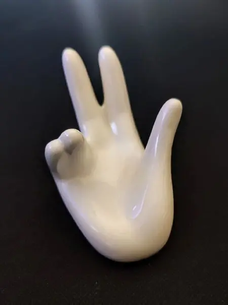 Foto de um(a) Base Mãos Anos 2000, da categoria de Outros objetos decorativos. Mini mãos em porcelana branca, usadas como base A: 4,7 cm L: 7,4 cm P: 5 cm peso: 60 g cada. Mostrado de uma perspectiva diferente. Vendido no marketplace Trésors.