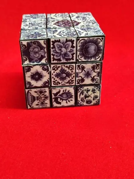 Foto de um(a) Cubo Mágico Azulejo Português, Década de 2000, da categoria de Outros objetos decorativos. Cubo mágico com decupage de azulejo português: seis faces com diferentes azulejos. Lembrança de barcelos, década de 2000 A:... Mostrado de uma perspectiva diferente. Vendido no marketplace Trésors.