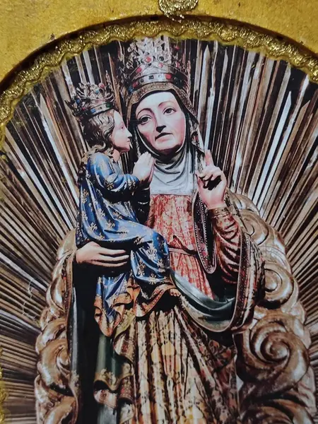 Foto de um(a) Oratório de Mesa com Imagem Barroca Santana e Virgem Maria, Década de 1990, da categoria de Objetos religiosos e espirituais. Oratório de mesa com imagem barroca da santana e a virgem maria, todo em madeira policromada com portas em relevo e... Mostrado de uma perspectiva diferente. Vendido no marketplace Trésors.