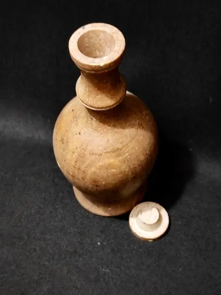 Foto de um(a) Moringa em Pedra Sabão, Nordeste Brasileiro, da categoria de Jarros. Moringa de pedra sabão com tampa, nordeste brasileiro. Capacidade de 350 ml. A: 19 cm Diâmetro: 7,8 cm Diâmetro da base:... Mostrado de uma perspectiva diferente. Vendido no marketplace Trésors.