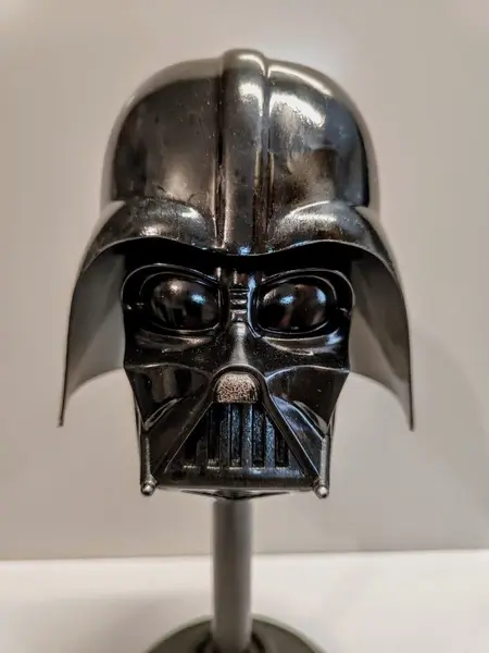 Foto de um(a) Escultura Darth Vader, Star Wars, Disney, da categoria de Modelos e estatuetas. Escultura darth vader - star wars da disney. Peça em acrílico com base e haste em madeira ebanizada. peça única pelo... Mostrado de uma perspectiva diferente. Vendido no marketplace Trésors.