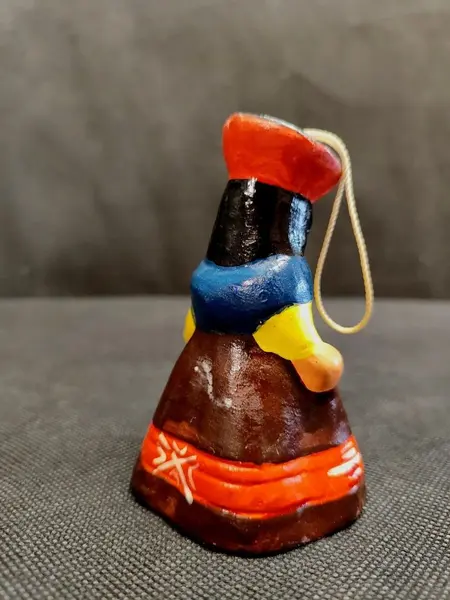 Foto de um(a) Sineta em Cerâmica, Artesanato Peruano, Década de 1980, da categoria de Memorabilia de viagem & souvenir. Sineta e badalo em cerâmica policromada, artesanato peruano com traje típico, década de 1980. A: 9 cm / Diâmetro: 6 cm /... Mostrado de uma perspectiva diferente. Vendido no marketplace Trésors.