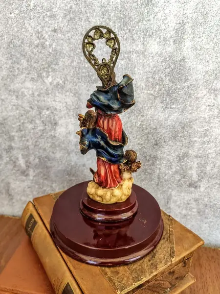 Foto de um(a) Nossa Senhora Desatadora Dos Nós, da categoria de Objetos religiosos e espirituais. Nossa Senhora Desatadora de Nós em resina policromada com redoma em vidro e base, década de 1990 Mede: A 18,5 cm / L 6,5 cm... Mostrado de uma perspectiva diferente. Vendido no marketplace Trésors.