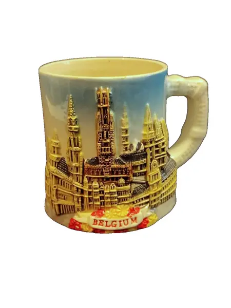Foto de um(a) Caneca Belga em Cerâmica, Souvenir de 1999, da categoria de Canecas. Caneca belga em cerâmica com relevo e policromia feita a mão: apresentando marcos arquitetônicos da cidade de bruxelas e... Vendido no marketplace Trésors.