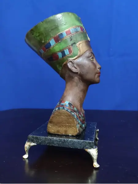 Foto de um(a) Escultura Nefertiti em resina anos 80, da categoria de Escultura. Escultura em resina policromada de Nefertiti com base em granito e pés em metal dourado, década de 1980 (a base é atual)... Mostrado de uma perspectiva diferente. Vendido no marketplace Trésors.