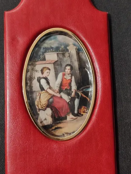Foto de um(a) Peça Decorativa de Parede com Cenas Galante, Década de 1960, da categoria de Objetos de parede esculturais. Peça decorativa de parede ainda com a embalagem original, com gravuras galantes policromadas, em vinil e metal com tassel... Mostrado de uma perspectiva diferente. Vendido no marketplace Trésors.