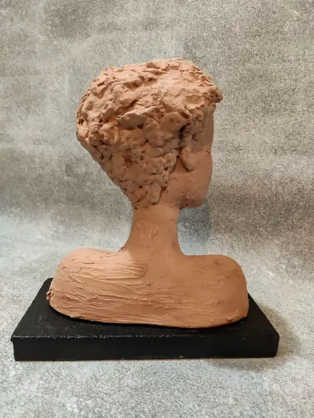 Foto de um(a) Busto Feminino anos 2000, da categoria de Escultura. Busto feminino em técnica mista com pátina terracota e base em granito ebanizado, década de 2000 peça única pelo designer... Mostrado de uma perspectiva diferente. Vendido no marketplace Trésors.