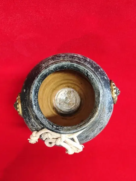 Foto de um(a) Vaso Leões em Terracota, da categoria de Vasos. Vaso em terracota ebanizado e envelhecido. Dois leões em latão nas laterais e uma corda de algodão completa a peça com seu... Mostrado de uma perspectiva diferente. Vendido no marketplace Trésors.
