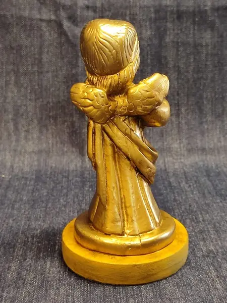 Foto de um(a) Pequeno Anjo em Resina Italiana, Década de 1980, da categoria de Modelos e estatuetas. Pequeno anjo em resina italiana com acabamento dourado, base em madeira, década de 1980 A: 15 cm L: 6 cm P: 3,5 cm Diâmetro... Mostrado de uma perspectiva diferente. Vendido no marketplace Trésors.