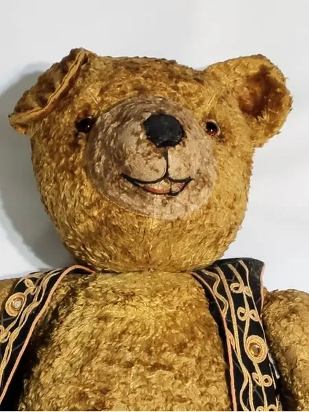 Foto de um(a) Teddy Bear Astracã, Década de 1950, da categoria de Bichos de pelúcia. Urso dos anos 1950 revestido de astracã com enchimento de palha, couro e com olhos de vidro. Uma peça colecionável. A: 76 cm... Mostrado de uma perspectiva diferente. Vendido no marketplace Trésors.