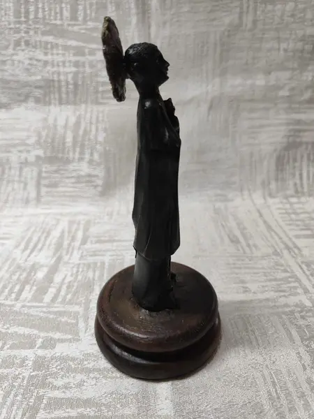 Foto de um(a) Imagem de Santo Antônio de Categeró em Resina e Imbuia, da categoria de Objetos religiosos e espirituais. Imagem de santo antônio de categeró em resina com base em madeira de imbuia. A: 15 cm L: 4,5 cm P: 2 cm Diâmetro da base:... Mostrado de uma perspectiva diferente. Vendido no marketplace Trésors.