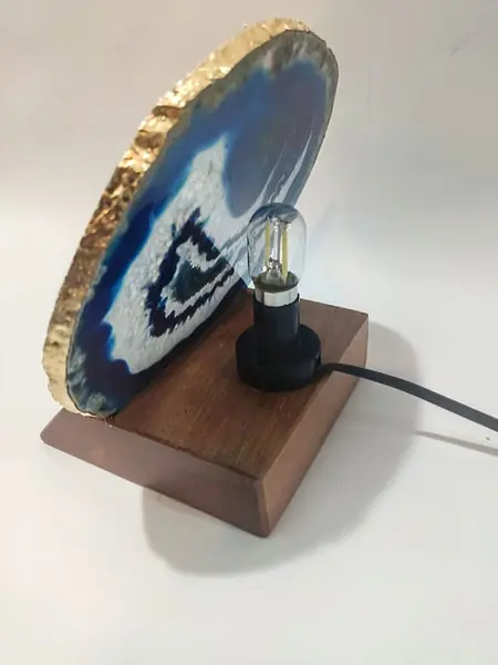 Foto de um(a) Luminária em Ágata, da categoria de Abajures. Luminária de mesa feita com trofeu dos anos 1980 com lâmina de ágata com borda folhada a ouro e base de madeira com soquete... Mostrado de uma perspectiva diferente. Vendido no marketplace Trésors.
