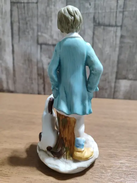 Foto de um(a) Biscuit Capodimonte, Década de 1970, da categoria de Modelos e estatuetas. Biscuit capodimonte policromado retratando um menino e seu cachorro, década de 1970. A: 17,5 cm Base: 7,5 cm de... Mostrado de uma perspectiva diferente. Vendido no marketplace Trésors.
