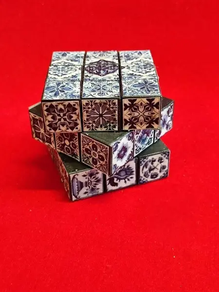 Foto de um(a) Cubo Mágico Azulejo Português, Década de 2000, da categoria de Outros objetos decorativos. Cubo mágico com decupage de azulejo português: seis faces com diferentes azulejos. Lembrança de barcelos, década de 2000 A:... Mostrado de uma perspectiva diferente. Vendido no marketplace Trésors.