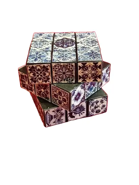 Foto de um(a) Cubo Mágico Azulejo Português, Década de 2000, da categoria de Outros objetos decorativos. Cubo mágico com decupage de azulejo português: seis faces com diferentes azulejos. Lembrança de barcelos, década de 2000 A:... Vendido no marketplace Trésors.