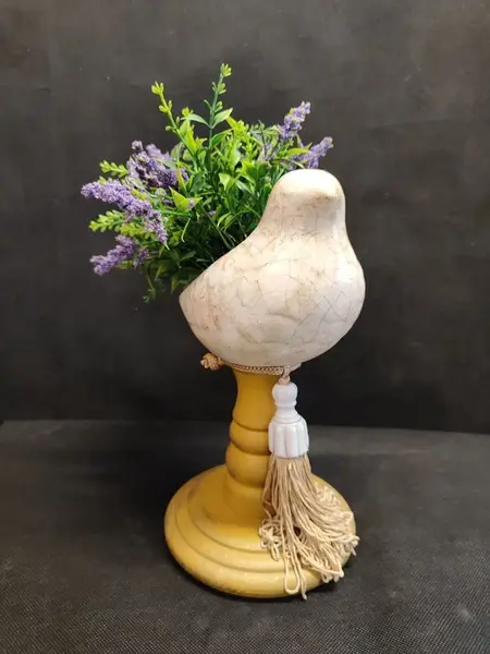 Foto de um(a) Pomba em Cerâmica e Madeira, Década de 2000, da categoria de Modelos e estatuetas. Pomba de cerâmica craquelada na cor bege e base em madeira torneada na cor mostarda, tassel bege com porcelana, década de... Mostrado de uma perspectiva diferente. Vendido no marketplace Trésors.