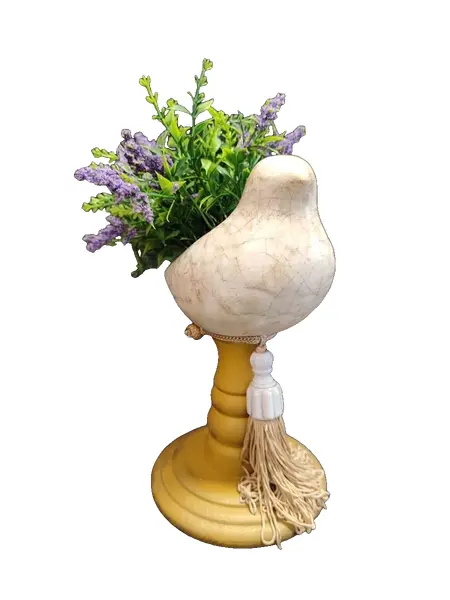 Foto de um(a) Pomba em Cerâmica e Madeira, Década de 2000, da categoria de Modelos e estatuetas. Pomba de cerâmica craquelada na cor bege e base em madeira torneada na cor mostarda, tassel bege com porcelana, década de... Vendido no marketplace Trésors.