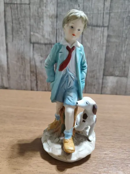 Foto de um(a) Biscuit Capodimonte, Década de 1970, da categoria de Modelos e estatuetas. Biscuit capodimonte policromado retratando um menino e seu cachorro, década de 1970. A: 17,5 cm Base: 7,5 cm de... Mostrado de uma perspectiva diferente. Vendido no marketplace Trésors.