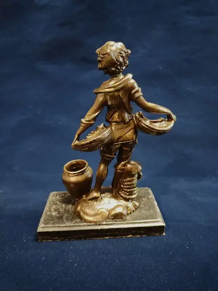 Foto de um(a) Escultura Pescador em Resina Italiana, Peça Única, da categoria de Escultura. Escultura pescador em resina italiana com pátina bronze oxidado, base em granito preto. A: 22,5 cm L: 13 cm P: 4,5 cm Base:... Mostrado de uma perspectiva diferente. Vendido no marketplace Trésors.