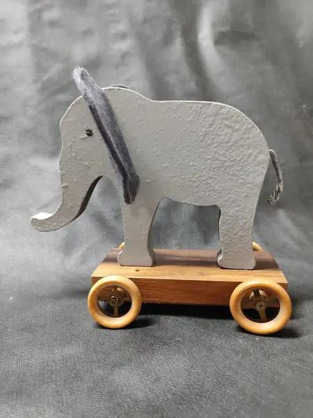 Foto de um(a) Elefante de Rodinhas em Madeira, Década de 1990, da categoria de Brinquedos de puxar. Elefante de madeira, orelhas de feltro e com rodinhas divertida lembrança e colecionável, década de 1990. A: 19,5 cm / L: 19... Mostrado de uma perspectiva diferente. Vendido no marketplace Trésors.