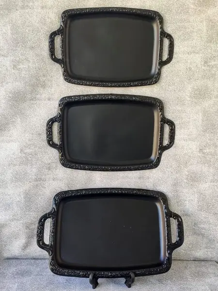 Foto de um(a) Bandejas Iron Black, da categoria de Bandejas. Combo de quatro (04) bandejas em ferro com pintura eletrostática na cor preta e borda em relevo com motivo floral... Mostrado de uma perspectiva diferente. Vendido no marketplace Trésors.