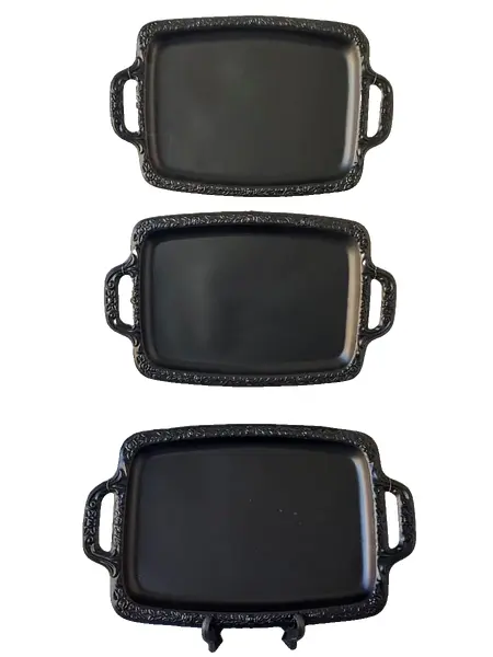 Foto de um(a) Bandejas Iron Black, da categoria de Bandejas. Combo de quatro (04) bandejas em ferro com pintura eletrostática na cor preta e borda em relevo com motivo floral... Vendido no marketplace Trésors.
