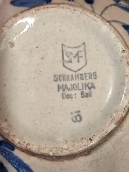 Foto de um(a) Cremeira em Cerâmica Policromada, Marca Schkamberg, Majolika, Década de 1930, da categoria de Cremeiras. Cremeira em cerâmica policromada da marca schkamberg, majolika, década de 1930. A: 5,5 cm / L de alça ao bico: 16 cm / P:... Mostrado de uma perspectiva diferente. Vendido no marketplace Trésors.