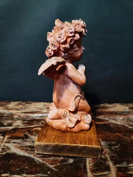 Foto de um(a) Escultura Angelical, Década de 2000, da categoria de Escultura. Escultura angelical em poliresina italiana com acabamento em terracota envelhecida, base em madeira, década de 2000. Peça... Mostrado de uma perspectiva diferente. Vendido no marketplace Trésors.