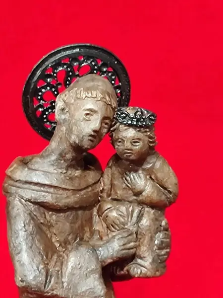 Foto de um(a) Imagem de Santo Antônio, Porto Seguro - Bahia, Década de 1980, da categoria de Objetos religiosos e espirituais. Imagem de santo antônio em terracota. Esplendor e coroa em metal. Com descrição do artesão e como todas as obras do autor,... Mostrado de uma perspectiva diferente. Vendido no marketplace Trésors.