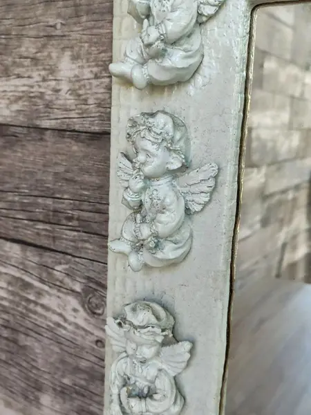Foto de um(a) Espelhos Anjos Anos 90, da categoria de Espelhos. Espelho com moldura em madeira, textura de croco branco e com aplicação de anjos em resina, década de 1990 peça única pelo... Mostrado de uma perspectiva diferente. Vendido no marketplace Trésors.