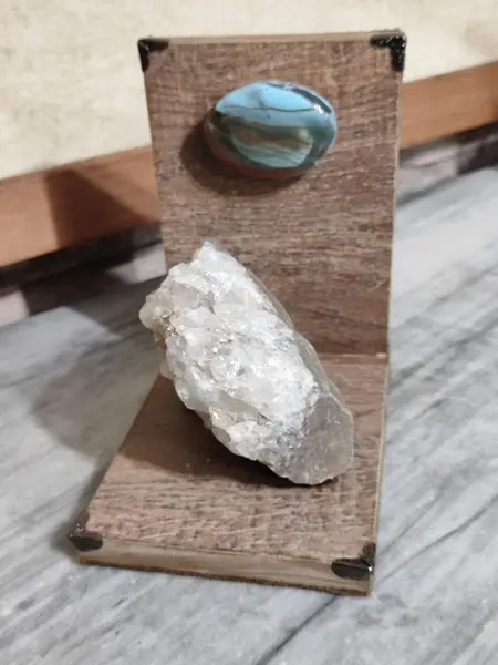 Foto de um(a) Apoio para Livros em Cristal e Porcelana, da categoria de Apoio para livros. Apoio para livros. Combo com duas unidades feitas com cristal de rocha com base e suporte em porcelana e na parte superior... Mostrado de uma perspectiva diferente. Vendido no marketplace Trésors.