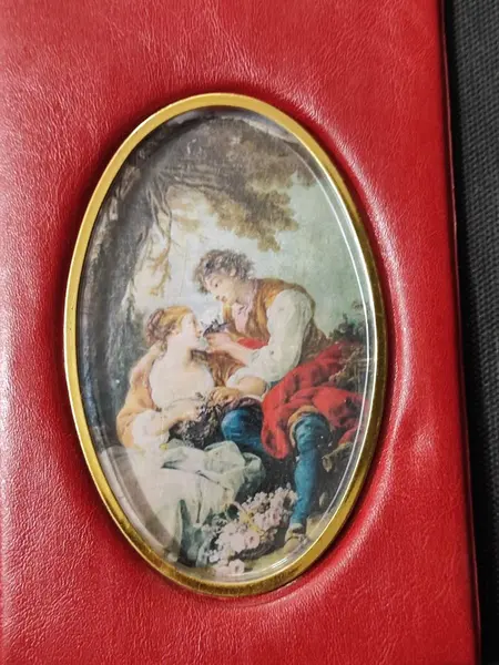 Foto de um(a) Peça Decorativa de Parede com Cenas Galante, Década de 1960, da categoria de Objetos de parede esculturais. Peça decorativa de parede ainda com a embalagem original, com gravuras galantes policromadas, em vinil e metal com tassel... Mostrado de uma perspectiva diferente. Vendido no marketplace Trésors.