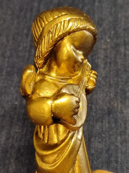 Foto de um(a) Pequeno Anjo em Resina Italiana, Década de 1980, da categoria de Modelos e estatuetas. Pequeno anjo em resina italiana com acabamento dourado, base em madeira, década de 1980 A: 15 cm L: 6 cm P: 3,5 cm Diâmetro... Mostrado de uma perspectiva diferente. Vendido no marketplace Trésors.