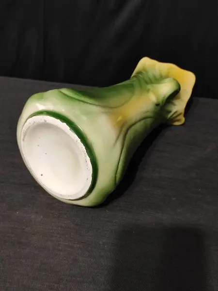 Foto de um(a) Vaso em Cerâmica Estilo Art Déco, Década de 1940, da categoria de Vasos. Vaso em cerâmica verde e amarela e pequenas alças, estilo art deco tardio lembrando folhas, anos 1940. Não apresenta marca... Mostrado de uma perspectiva diferente. Vendido no marketplace Trésors.