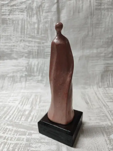 Foto de um(a) Escultura Mulher em Movimento em Terracota e Madeira, Década de 1990, da categoria de Escultura. Escultura em terracota com base de madeira, representando uma mulher en novimento. Apresenta assinatura do artista, década... Mostrado de uma perspectiva diferente. Vendido no marketplace Trésors.