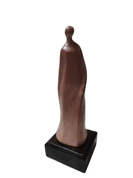 Foto de um(a) Escultura Mulher em Movimento em Terracota e Madeira, Década de 1990, da categoria de Escultura. Escultura em terracota com base de madeira, representando uma mulher en novimento. Apresenta assinatura do artista, década... Vendido no marketplace Trésors.