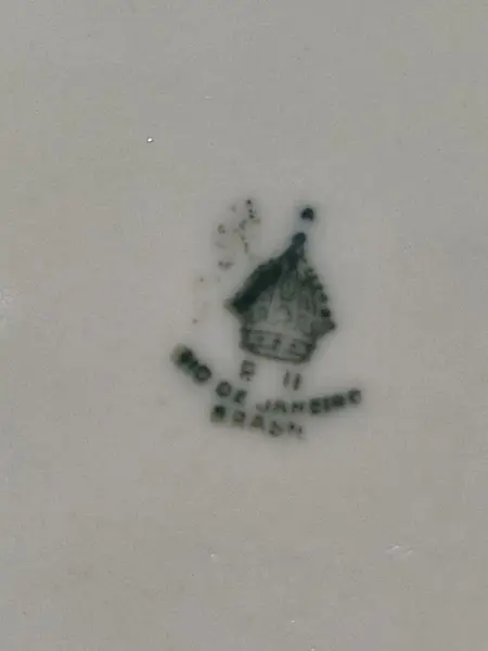 Foto de um(a) Barril Porcelana Branca, Década de 1940, da categoria de Garrafas, potes e jarros. Barril de porcelana da marca r ii rio de janeiro, brasil, década de 1940 apresenta um fio de cabelo na parte superior e... Mostrado de uma perspectiva diferente. Vendido no marketplace Trésors.