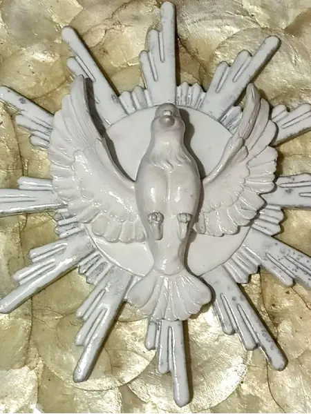 Foto de um(a) Mandala Divino Espírito Santo Madre Pérola 2022, da categoria de Objetos religiosos e espirituais. Mandala do divino espírito santo com base em madrepérola e resina italina esmaltada. Peça única pelo designer marcelus... Mostrado de uma perspectiva diferente. Vendido no marketplace Trésors.