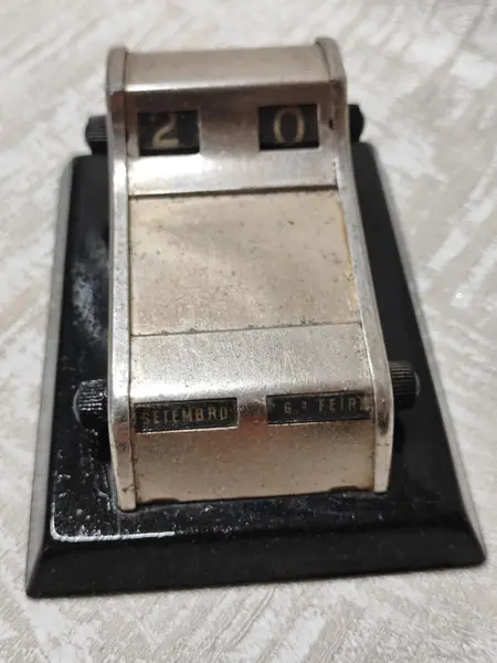 Foto de um(a) Calendário Analógico de Mesa, Década de 1940, da categoria de Outros colecionáveis. Calendário analógico e perpétuo de mesa em metal niquelado com base de madeira ebanizada, década de 1940. A: 4,5 cm L: 10,5... Mostrado de uma perspectiva diferente. Vendido no marketplace Trésors.