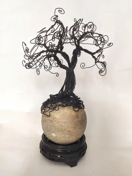 Foto de um(a) Bonsai em arame, da categoria de Escultura. Bonsai em arame queimado apoiado em pedra sabão frisada e base em madeira ebanizada e entalhada peça única e assinado pelo... Mostrado de uma perspectiva diferente. Vendido no marketplace Trésors.