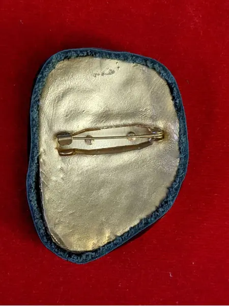 Foto de um(a) Broche Escultura Grega, da categoria de Outros colecionáveis. Broche personalizado a partir de lentes de vidro com borda em camurça, com imagem de escultura grega peça única pelo... Mostrado de uma perspectiva diferente. Vendido no marketplace Trésors.