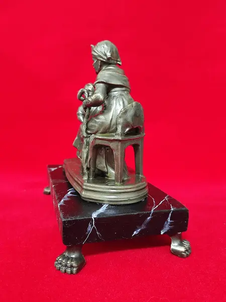 Foto de um(a) Escultura em Biscuit Bronze Oxidado, Década de 2000, da categoria de Escultura. Escultura em biscuit com pátina bronze oxidada e azinhavrada, base em madeira marmorizada com pés de latão com a mesma... Mostrado de uma perspectiva diferente. Vendido no marketplace Trésors.
