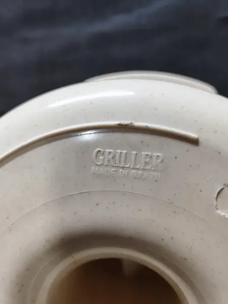 Foto de um(a) Forma em Baquelite, Marca Brasileira Griller, Década de 1940, da categoria de Travessas e tigelas. Forma de bolo em baquelite na cor bege em perfeito estado marca brasileira griller, década de 1940 D: 23 cm C entre alças:... Mostrado de uma perspectiva diferente. Vendido no marketplace Trésors.