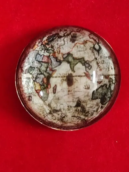 Foto de um(a) Peso de Papel Mapa Antigo, da categoria de Pesos de papel. Peso de papel em vidro translúcido com decoupage de mapas antigos, parte de baixo com fundo em eva. Peça única pelo designer... Mostrado de uma perspectiva diferente. Vendido no marketplace Trésors.