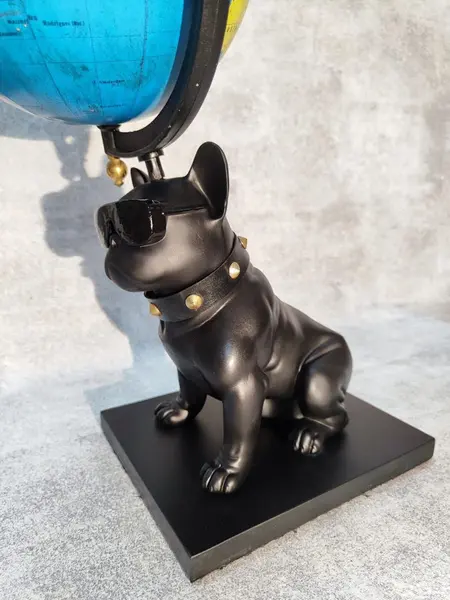 Foto de um(a) Globo Terrestre de Mesa Buldogue Francês, Peça Única Pelo Designer Marcelus Ribas, da categoria de Globos. Globo terrestre com base de bulldog francês: bulldog em vinil, ebanizada sobre base de madeira, haste em acrílico com... Mostrado de uma perspectiva diferente. Vendido no marketplace Trésors.