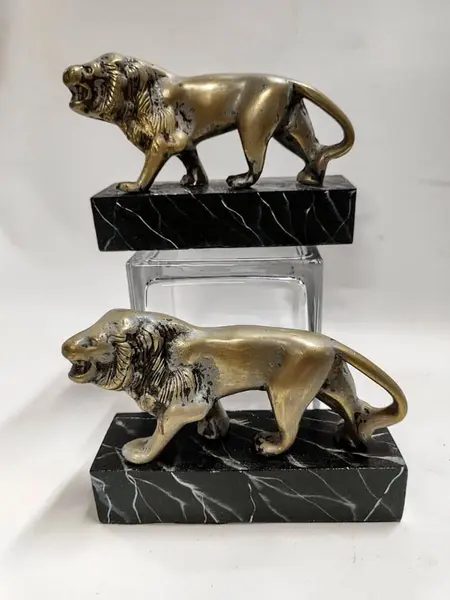 Foto de um(a) Esculturas Leões em Latão, Década de 1970, da categoria de Escultura. Esculturas felinas em latão com pátina oxidada e base em madeira marmorizada, lembrança de viagem em 1970 restaurada e... Mostrado de uma perspectiva diferente. Vendido no marketplace Trésors.